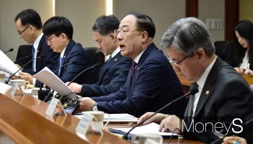 [머니S포토] 홍남기 부총리, 