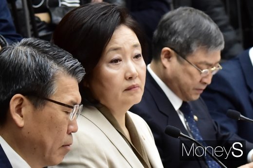 [머니S포토] 발언 경청하는 박영선 장관