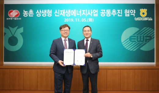 박일준 한국동서발전(주) 사장(왼쪽)과 권남회 농협네트웍스(주) 사장(오른쪽)이 지난 5일 협약 체결을 했다./사진제공=동서발전