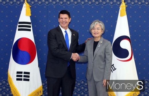 [머니S포토] 악수하는 강경화 장관·키이스 크라크 경제차관
