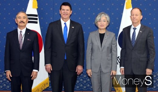 [머니S포토] 기념촬영하는 강경화 장관과 美 외교 인사들