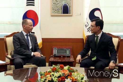 [머니S포토] 환담 나누는 조세영 차관과 스틸웰 차관보