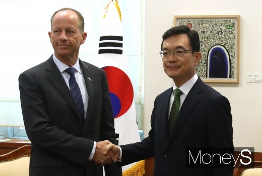 [머니S포토] 기념 촬영하는 조세영·데이비드 스틸웰