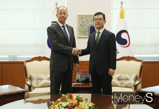 [머니S포토] 악수하는 조세영 제1차관과 데이비드 스틸웰 차관보