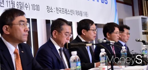 [머니S포토] 주요 경제관련법 조속 입법화 촉구하는 경제계 인사들