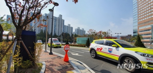 지난 3일 낮 12시8분쯤 대구 달서구 신당동 계명대 동산병원 장례식장으로 독도 인근 해역 소방헬기 추락사고 희생자로 추정되는 시신 2구가 이송되고 있다. /사진=뉴시스