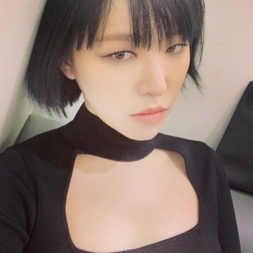 가인 셀카, 가슴 파인 옷 입고 '시크한 표정'