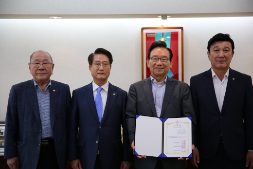 (왼쪽부터) 강영석 4·19혁명공로자회장, 문승주 4·19민주혁명회장, 김기병 4·19혁명제60주년기념회회장, 정중섭 4·19혁명희생자유족회장. /사진=롯데관광개발