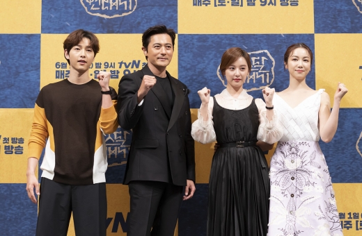 배우 왼쪽부터 송중기, 장동건, 김지원, 김옥빈이 지난 5월28일 서울 강남구 임피리얼팰리스 호텔에서 열린 tvN 새 주말드라마 '아스달 연대기' 제작발표회에 참석해 포즈를 취하고 있다. 사진=뉴시스 DB