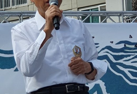 지난 3일 성남시 중원구에서 열린 '남누리 북누리 콘서트'에서 한 참가자가 김일성 배지를 옷에 부착한 채 시를 낭송하고 있다. /사진=민경욱 자유한국당 의원 페이스북 캡처