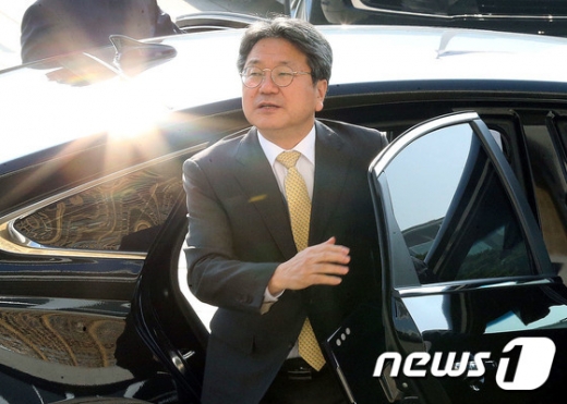 강기정 청와대 정무수석이 6일 서울 여의도 국회 예산결산 특별위원회에 출석하기 위해 회의장으로 이동하고 있다. /사진=뉴스1