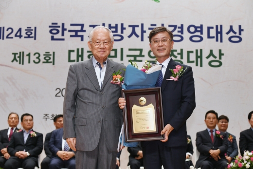 한국지방자치경영대상을 수상하는 정하영 김포시장. / 사진제공=김포시