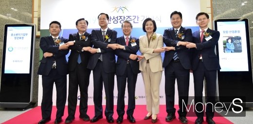 ▲ 박정 국회의원(왼쪽부터), 김기문 중기중앙회장, 권기홍 동방성장위원장, 정운찬 KBO 총재(전 동방성장위원장), 박영선 중소벤처기업부 장관, 홍의락 국회의원, 김순철 대중소기업농어업협력재단 사무총장