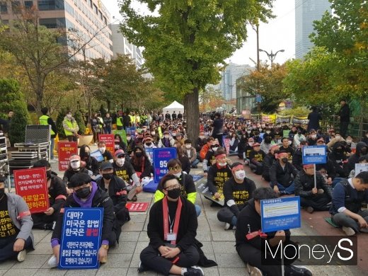 한국전자담배산업협회가 담배사업법 개정안 예고와 최근 정부 발표에 대한 반대 집회를 6일 오후 2시 국회의사당 앞에서 진행했다./사진=머니S