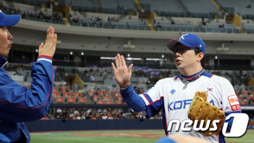 한국 야구 국가대표팀 투수 양현종이 6일 서울 고척돔구장에서 열린 2019 WBSC 프리미어12 조별라운드 C조 1차전 호주와의 경기에서 6회 무실점 투구를 마친 뒤 마운드를 내려오고 있다. /사진=뉴스1