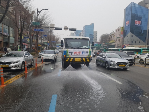 도로재비산먼지 가라앉히려고 지난 3월 5일 모란 성남대로 살수 작업 중. / 사진제공=성남시