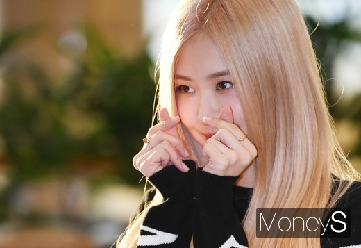 [머니S포토] 블랙핑크 로제 '사랑스러운 하트 눈빛'
