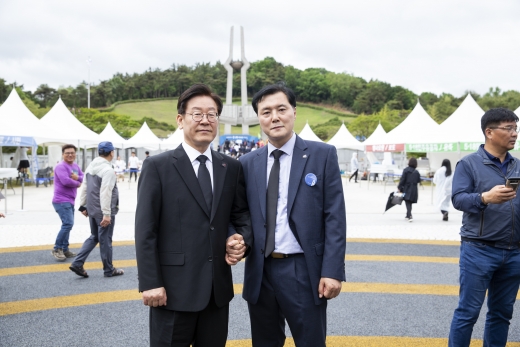 이재명 지사(왼쪽)와 함께. / 사진제공=경기도