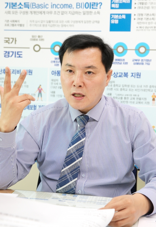 "인간적이고 공정한 능력자이고 싶어요"…경기도의 대표 정책브랜드인 '청년기본소득' 등 민선 7기 이재명 지사가 추진한 많은 정책들을 빠르게 본궤도에 올렸고 더불어 '정책 나비효과'의 핵심 역할을 했으니 틀린 말도 아니다. 머니S와 인터뷰하고 있는 조계원 경기도 정책수석. / 사진=머니S  