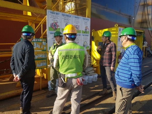 부산항만공사 감천사업소가 하역사·대리점 및 항운노조원 등 감천항 이용자들과 함께 지난 5일 진해 STX 조선해양을 방문해 안전관리 벤치마킹을 실시했다./사진제공=부산항만공사