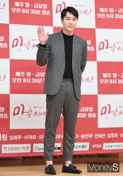 [머니S포토] 최우석, 젠틀한 손인사