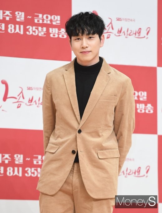 [머니S포토] '맛 좀 보실래요' 송인국, 훈훈한 남동생