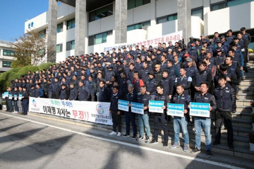 한국노총 전국건설산업노동조합 경기지역본부는 7일 수원 경기도청 신관 계단에서 '이재명 도지사 지키기 탄원 성명발표 기자회견'을 갖고 대법원의 이 지사에 대한 무죄 선고를 촉구했다. / 사진제공=한국노총 전국건설산업노동조합 경기지역본부