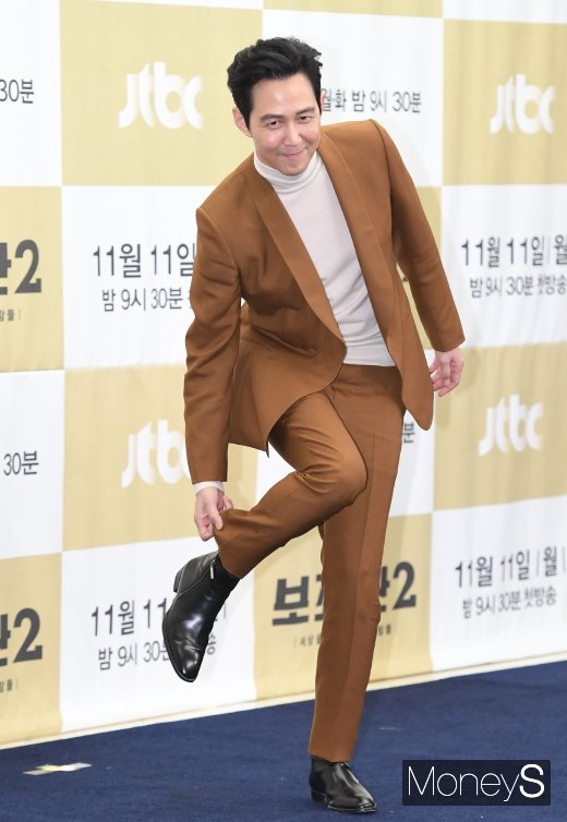 [머니S포토] 바지핏 정리하는 이정재