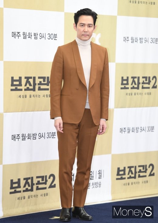 [머니S포토] 이정재, 가을 분위기 느껴지는 브라운 슈트