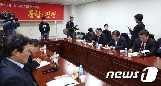 자유한국당 초재선 의원들이 7일 서울 여의도 국회 의원회관에서 열린 모임 '통합·전진' 토론회에서 당 현안과 관련해 이야기를 나누고 있다. /사진=뉴스1