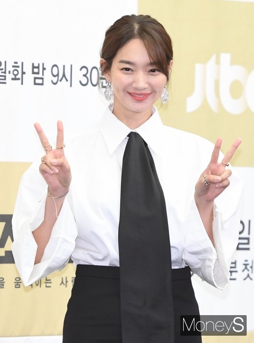 [머니S포토] 신민아 '블링블링 반지부자'