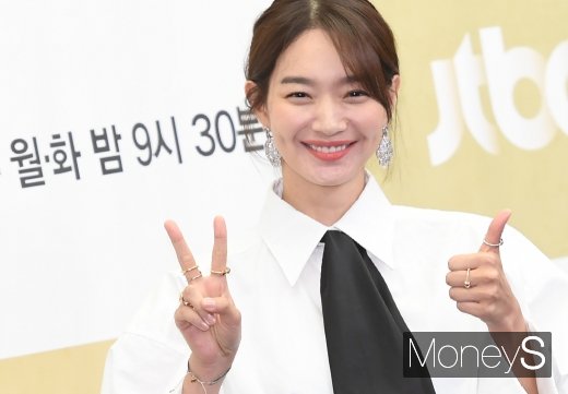[머니S포토] 신민아 '엄지척 미모 브이~'