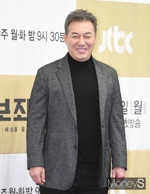[머니S포토] 김갑수 '이번에는 법무부 장관으로 변신'