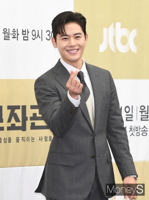 [머니S포토] 김동준 '손하트 발사'