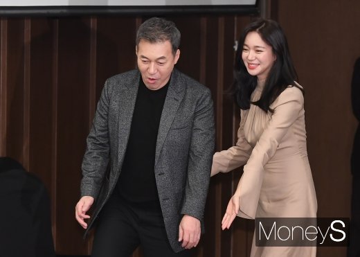 [머니S포토] 김갑수 먼저 챙기는 이엘리야