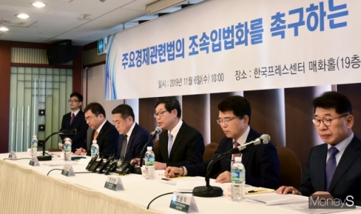 김용근 한국경영자총협회 상근부회장(가운데) 등 경제5단체 상근부회장이 6일 서울 중구 한국프레스센터에서 열린 주요 경제관련 법의 조속 입법화를 촉구하는 경제계 입장을 발표했다./사진=임한별 기자