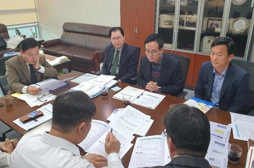 신우철 완도군수(사진 윗줄 왼쪽 2번째)가 지난 6일 국회 예산결산위원회 소속 송갑석의원을 만나 내년도 지역현안 국비확보에 협조해 줄 것을 요청하고 있다./사진제공=완도군