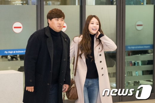 LA 다저스 투수 류현진(왼쪽)과 아내 배지현 전 아나운서가 지난해 11월20일 인천국제공항을 통해 입국하고 있다. /사진=뉴스1