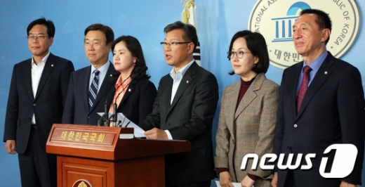 자유한국당 초선의원들이 7일 국회 정론관에서 기자간담회를 열고 황교안 대표의  보수 대통합을 지지하는 성명서를 발표하고 있다. /사진=뉴스1