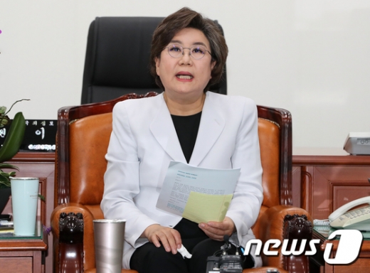 이혜훈 국회 정보위원장이 7일 서울 여의도 국회 정보위원장실에서 이날 송환된 북한 주민과 관련된 내용을 취재진에게 설명하고 있다. /사진=뉴스1