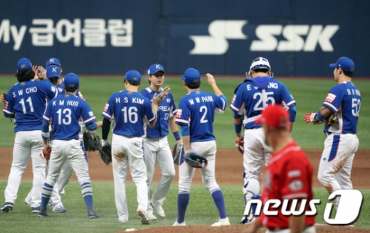 한국 야구대표팀 선수들이 7일 서울 고척돔구장에서 열린 2019 WBSC 프리미어12 캐나다와의 조별라운드 C조 2차전 경기에서 3-1로 승리한 뒤 기뻐하고 있다. /사진=뉴스1
