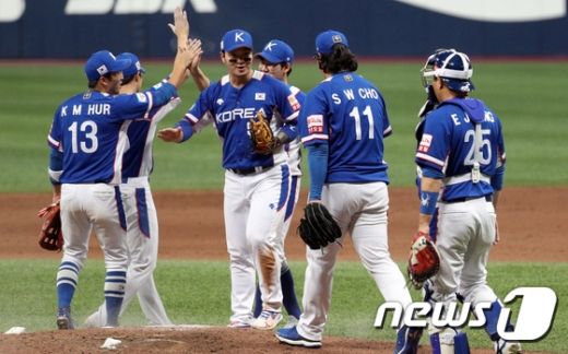 한국 야구대표팀 선수들이 7일 서울 고척돔구장에서 열린 2019 WBSC 프리미어12 대회 캐나다와의 조별라운드 C조 2차전 경기에서 승리한 뒤 기뻐하고 있다. /사진=뉴스1