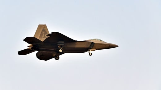 한미연합훈련. 한미 연합 공중 훈련 '비질런트 에이스'(Vigilant Ace)에 참가한 미군의 F-22 랩터 전투기가 4일 광주 공군 제1전투비행단 활주로에서 이륙하고 있다. /사진=뉴시스    