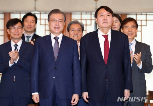 문재인 대통령(왼쪽) 윤석열 검찰총장. /사진=뉴시스   