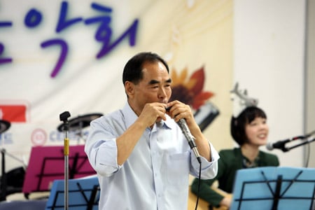 [머니S포토]하모니카 연주하는 김인식 농어촌공사 사장