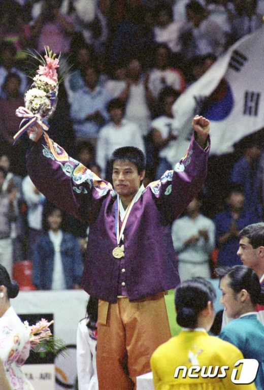 1988 서울 올림픽 당시 유도 -60kg 금메달을 목에 건 김재엽. /사진=뉴스1 DB(국가기록원 제공)