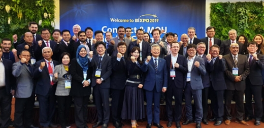 한전은 지난 6일과 7일 이틀에 걸쳐 'BIXPO 2019'가 열리고 있는 광주 DJ컨벤션센터에서 해외 바이어 60명을 초청해 수출상담회를 개최하고  425건 (약 925억원)수출 상담 실적과  383억원, 18건 (383억원)의 수출 계약을 체결했다./사진제공=한전