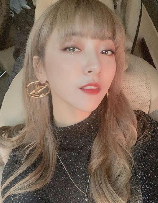 루나, 무결점 피부 돋보이는 금발로 변신