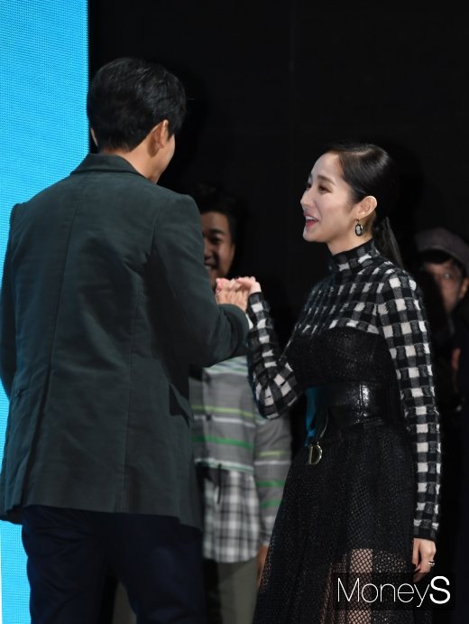 [머니S포토] 이승기·박민영 '바톤터치~ '