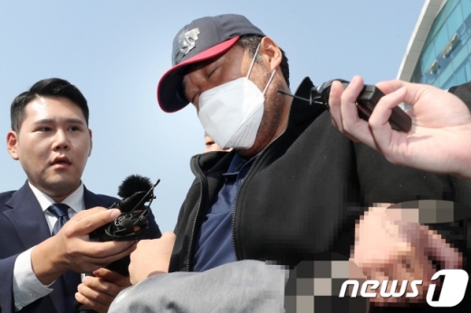 골프채 등으로 아내를 때려 숨지게 해 살인혐의로 구속된 유승현 전 김포시의회 의장(55)이 검찰 송치를 위해 23일 오전 9시쯤 김포경찰서를 나서고 있다. /사진=뉴스1